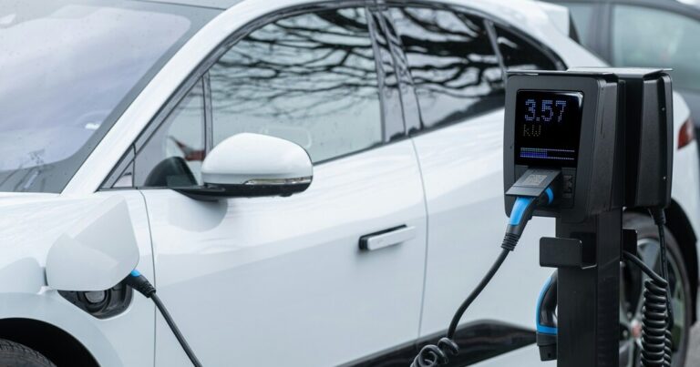 Samochód elektryczny podłączony do ładowarki – ubezpieczenie auta elektrycznego