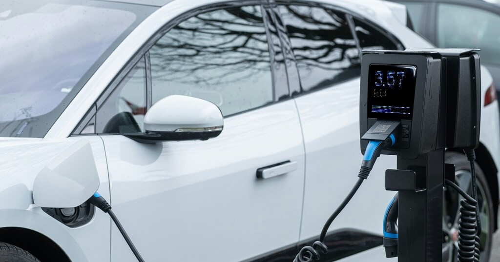 Samochód elektryczny podłączony do ładowarki – ubezpieczenie auta elektrycznego