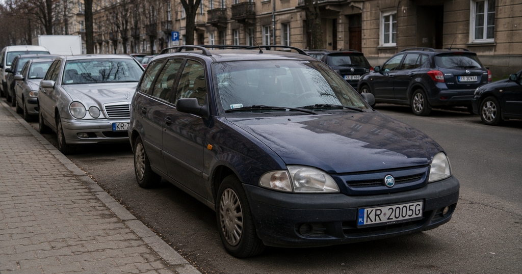 Stary samochód zaparkowany na ulicy – czy warto wykupić AC dla starszego pojazdu
